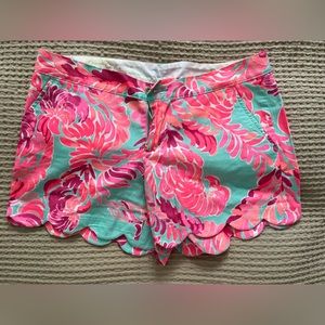 Lilly Pulitzer Buttercup Scalloped Short - SIZE 8
